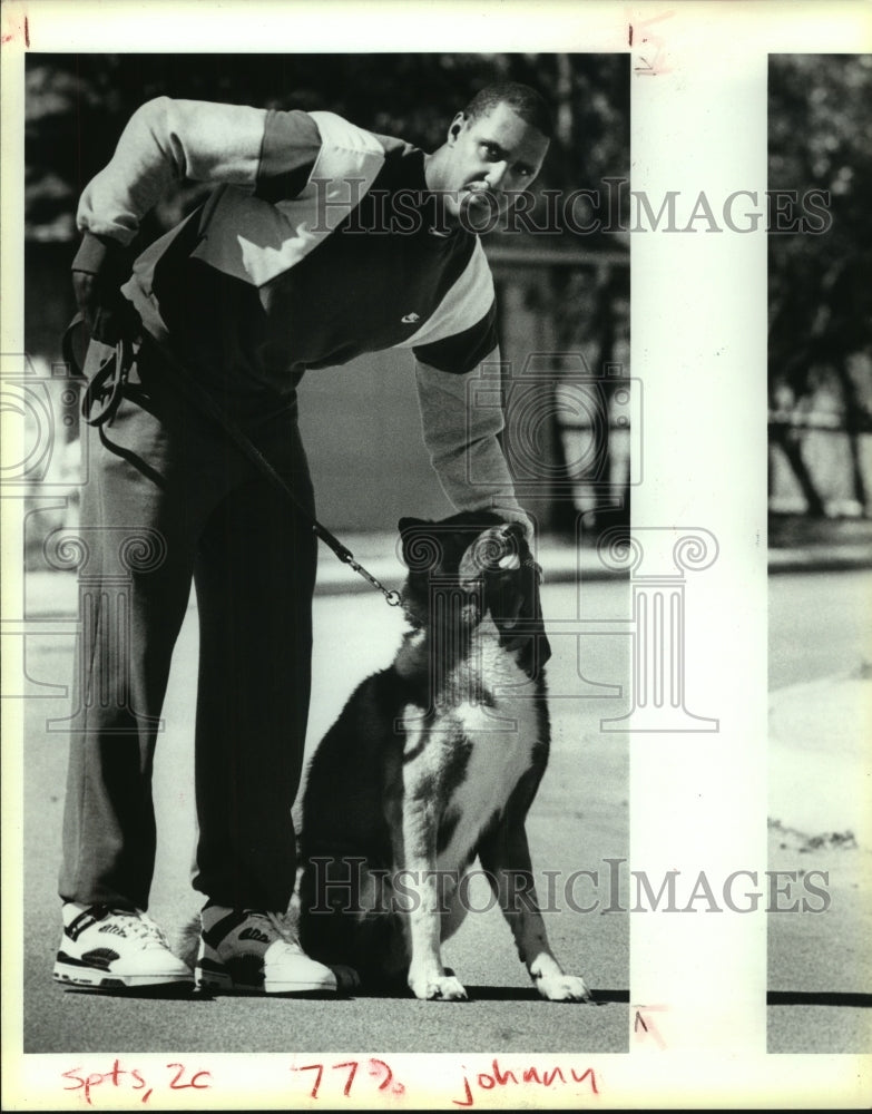 1990 Press Photo Johnny Moore, Spurs Basketball Player with his Dog - sas13661 - Historic Images