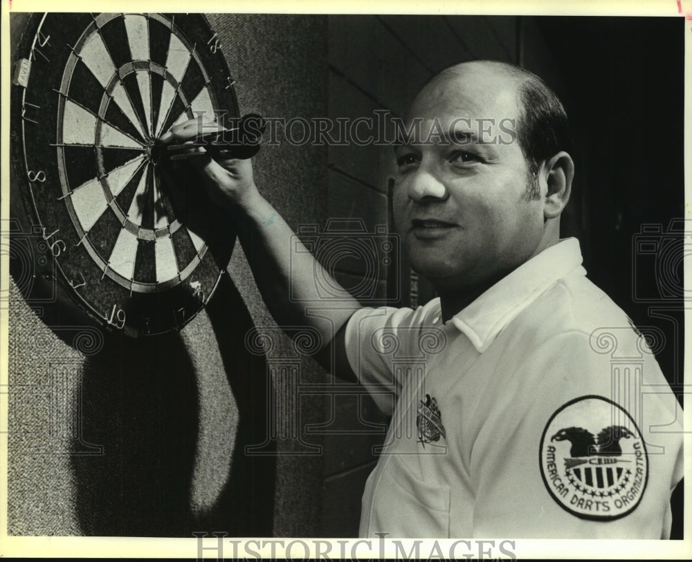 1986 Press Photo Charles Guzman, Dart Thrower for American Darts Organization- Historic Images