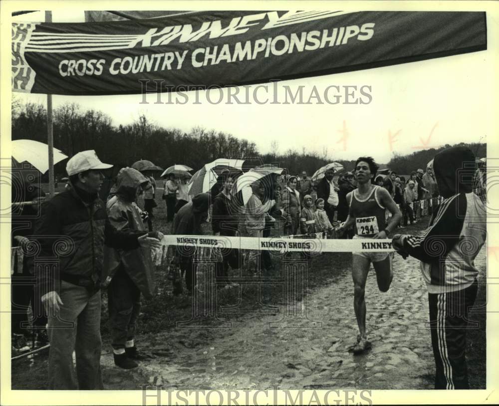 1985 Press Photo Kinney cross country champion Reuben Reina of John Jay High - Historic Images