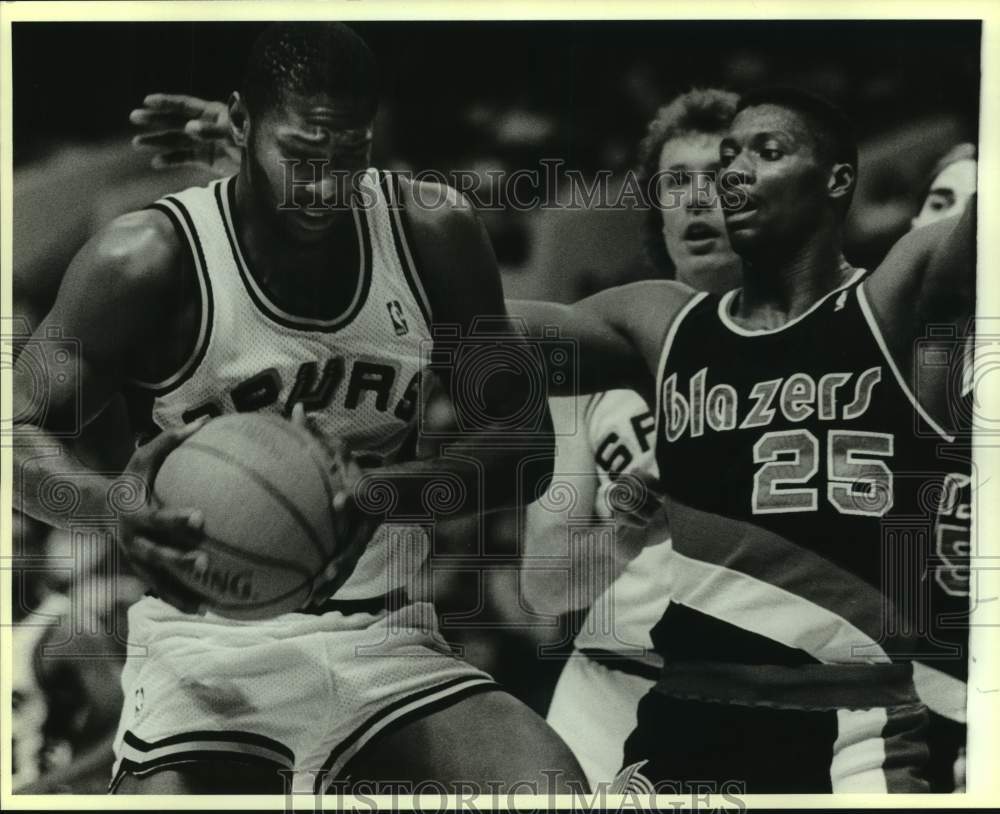 1988 Press Photo Spur Mike Mitchell and Blazer Jerome Kersey play NBA basketball - Historic Images
