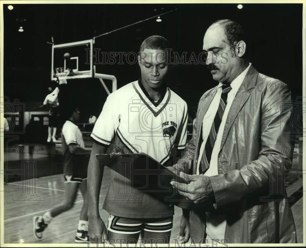 1986 Press Photo Fox Tech High boys basketball coach Roland Lopez and player - Historic Images