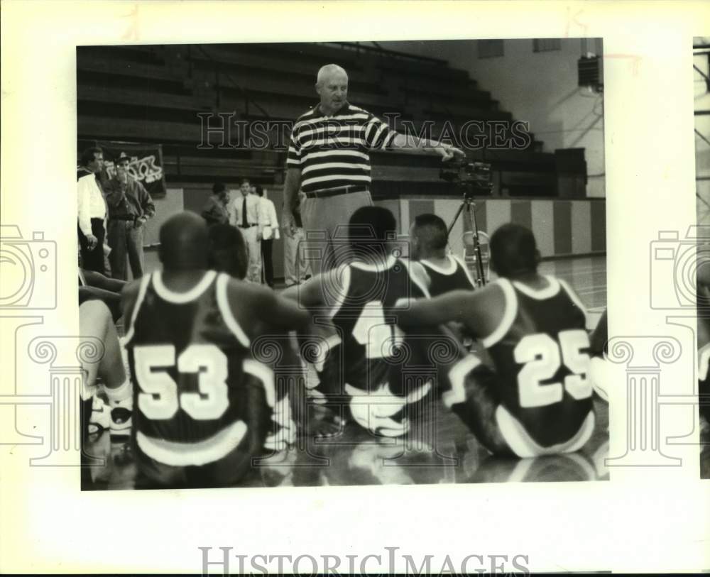 1992 Press Photo Buddy Myers talks to the St. Mary&#39;s University basketball team - Historic Images