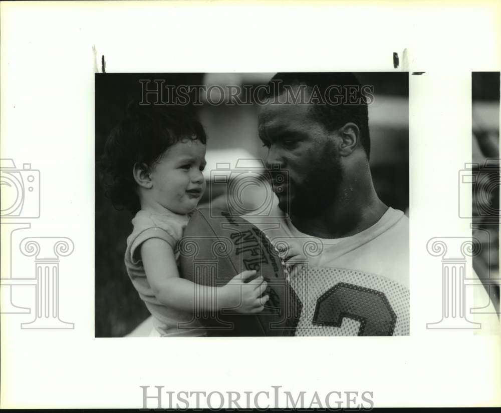 1990 Press Photo Houston Oilers linebacker Robert Lyles with fan Justin Hess - Historic Images