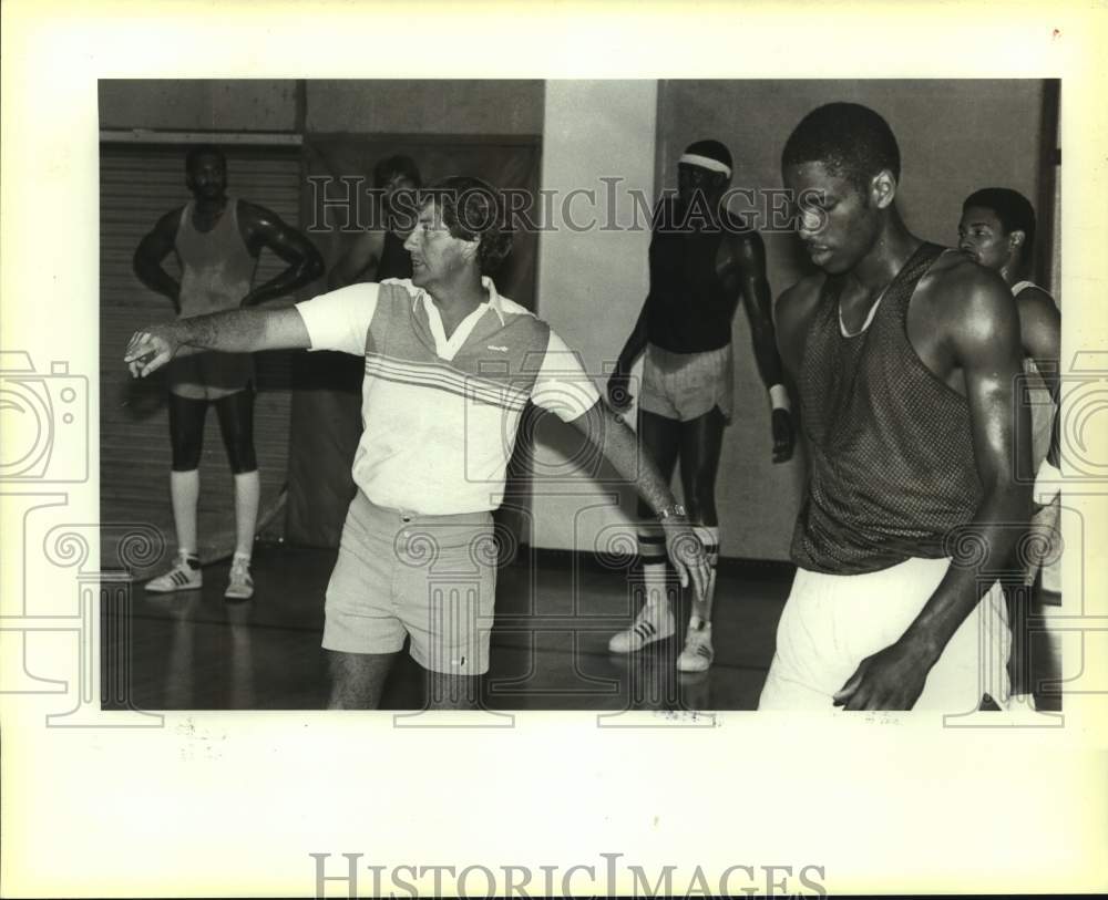 1983 Press Photo San Antonio Spurs basketball coach Morris McHone - sas14028 - Historic Images