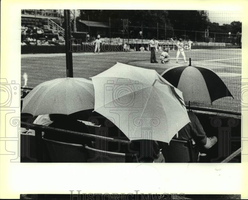 1988 Press Photo The San Antonio Missions play baseball in the rain vs. El Paso - Historic Images