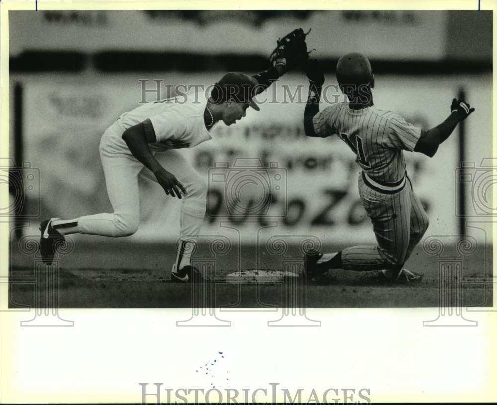 1990 Press Photo San Antonio Missions baseball player Luis Martinez vs. El Paso- Historic Images