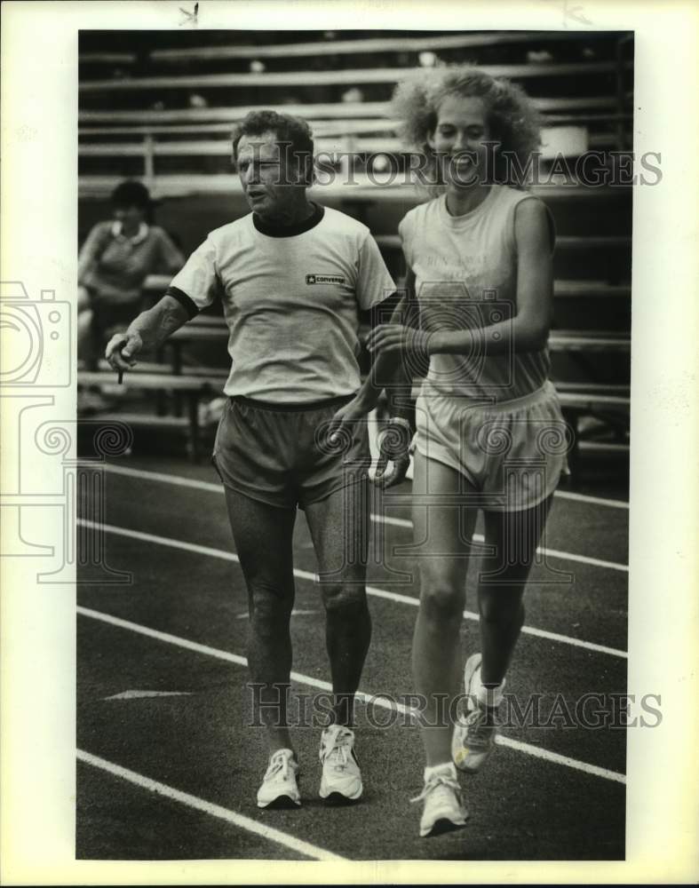 1984 Press Photo Running coach Arthur Lydiard and Terrill McAtee at a clinic - Historic Images