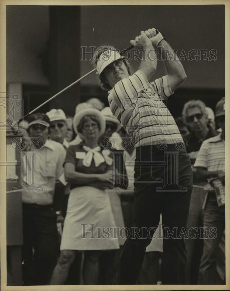 Press Photo Golfer Gil Morgan &amp; Spectators Watch His Tee Shot - sas14119- Historic Images
