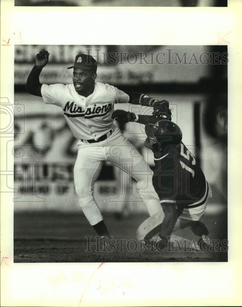 1990 Press Photo The San Antonio Missions and Tulsa play minor league baseball - Historic Images