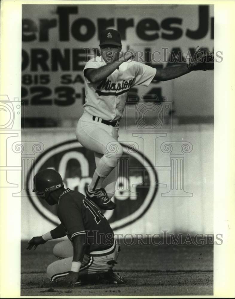 1990 Press Photo The Arkansas Travelers and San Antonio Missions play baseball - Historic Images