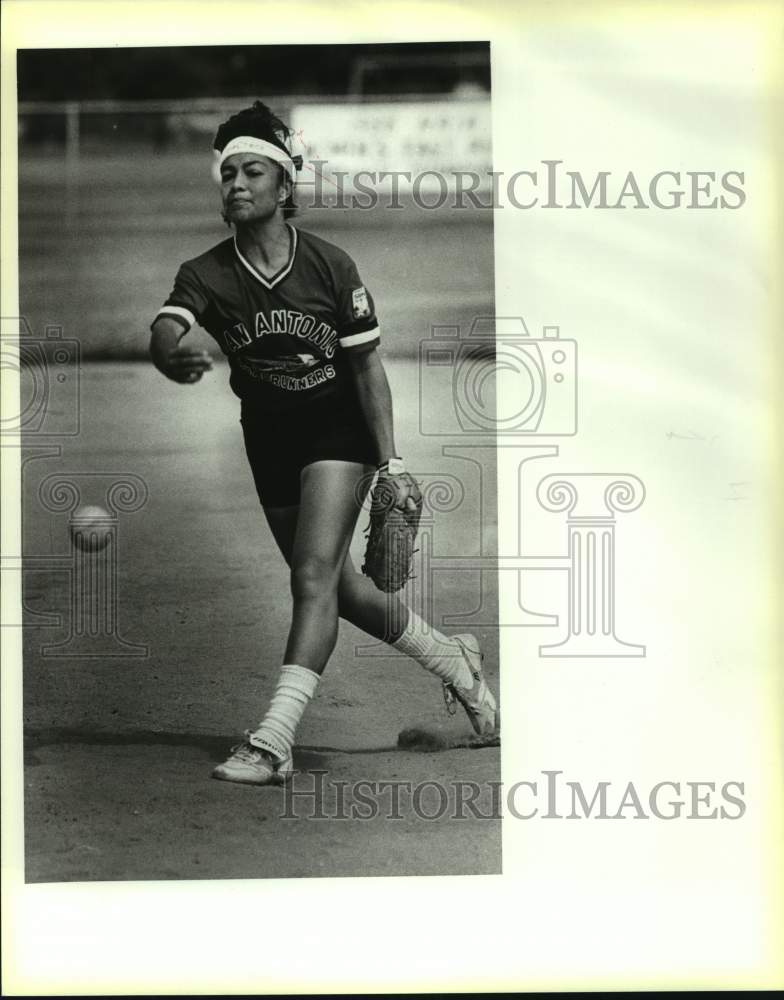 1987 Press Photo San Antonio Roadrunners softball player Cindy Ortega - Historic Images