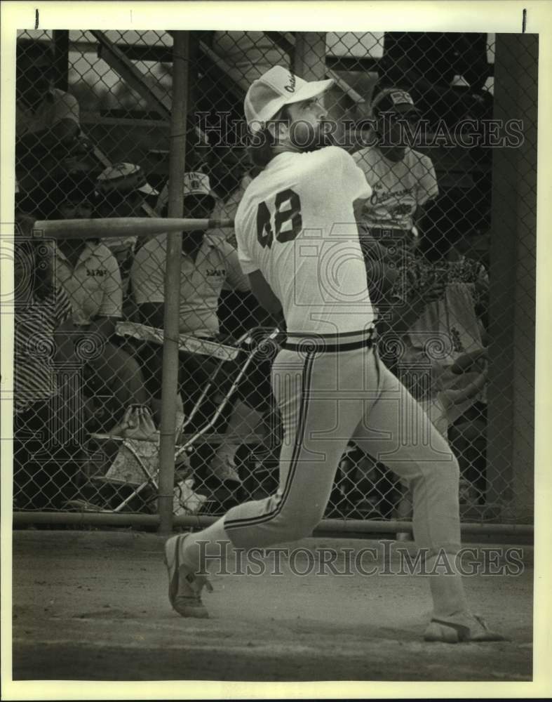 1984 Press Photo San Antonio Outdoorsmen softball player Ron Jones at bat- Historic Images