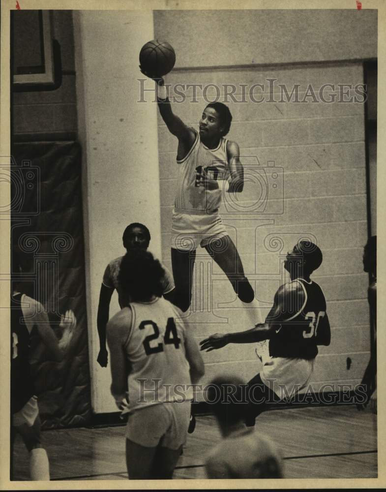 Press Photo Basketball players U.S. Reed, Mark Mindeman and Oliver Robinson - Historic Images