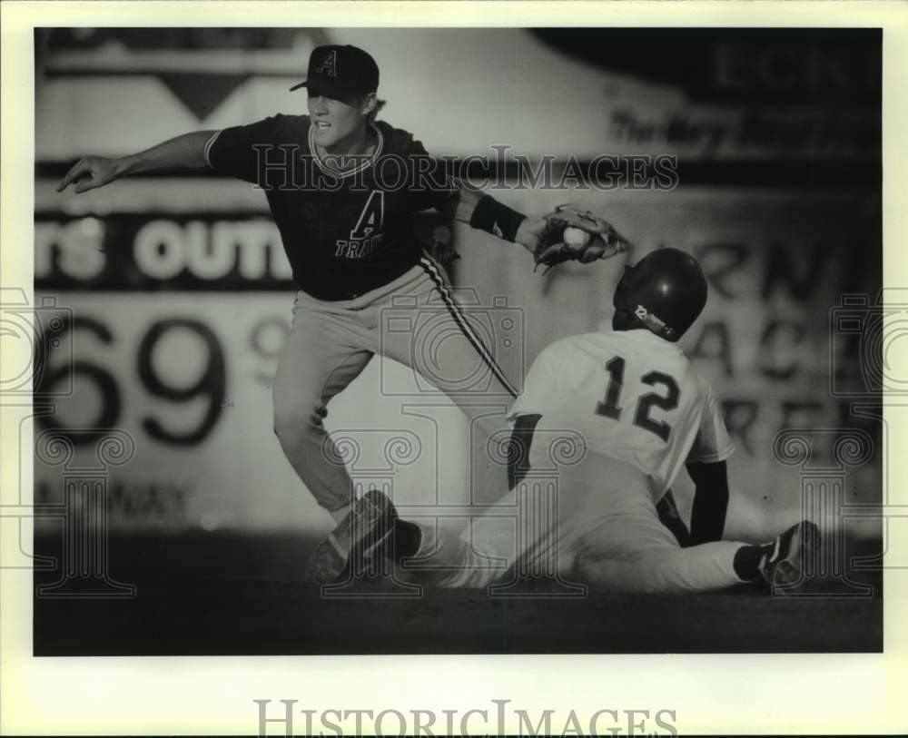 1993 Press Photo San Antonio Mission baseball player Garey Ingram in action - Historic Images