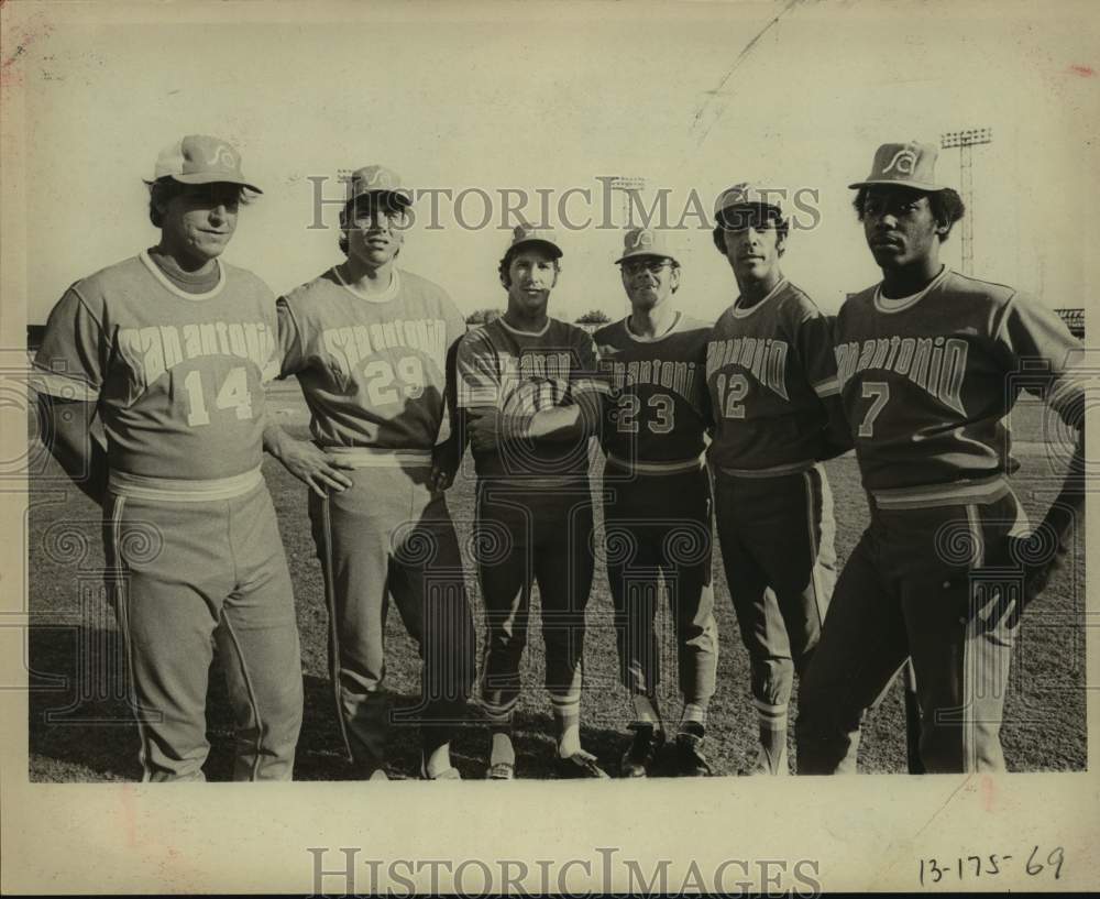 1974 Press Photo Returning San Antonio Brewers baseball players - sas14333- Historic Images