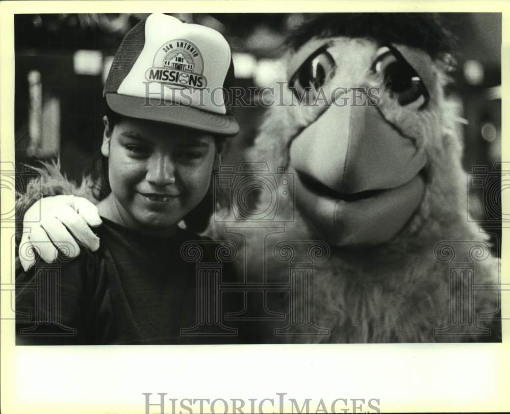 1988 Press Photo San Antonio Missions fan Linda Zapata with San Diego Chicken - Historic Images