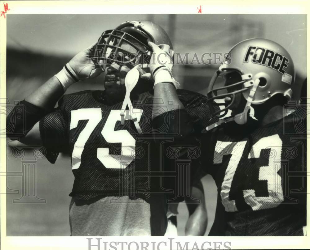1992 Press Photo San Antonio Force football players Greg Ross and Dante Williams - Historic Images