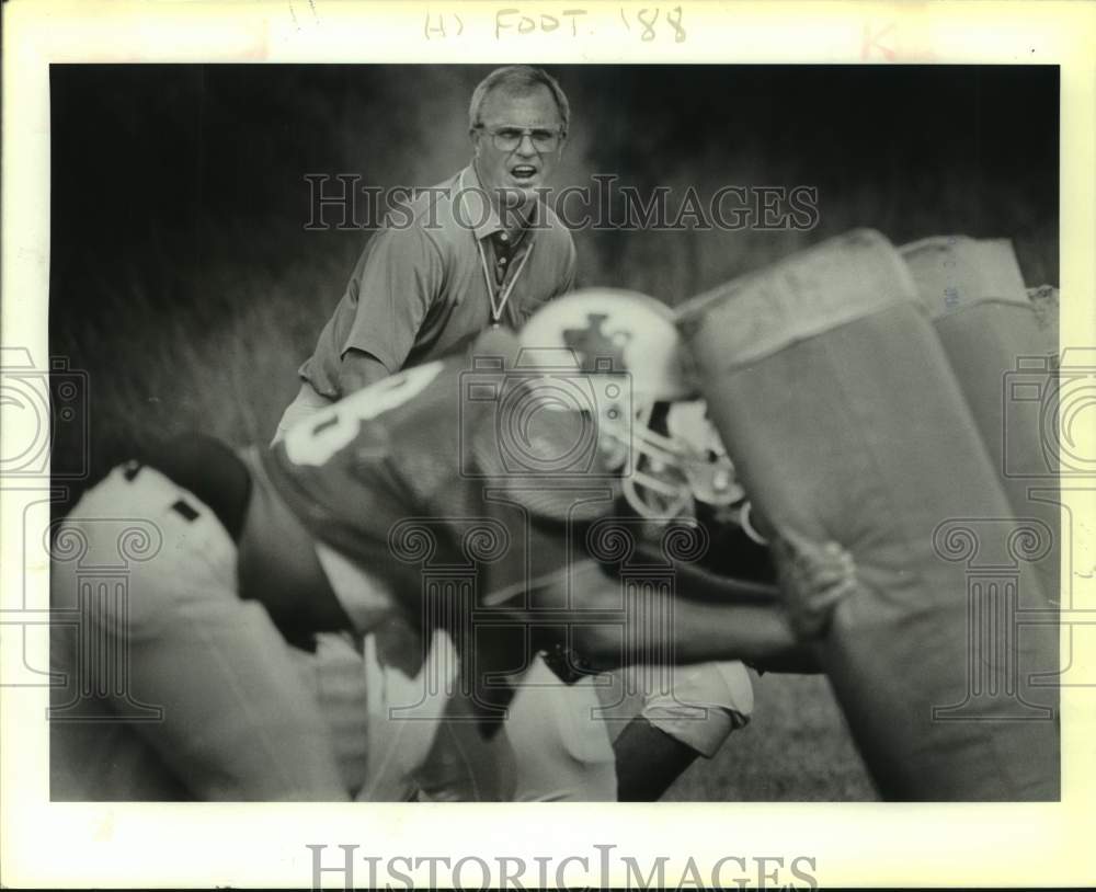 1988 Press Photo Madison High football coach Mark Saunders and players - Historic Images