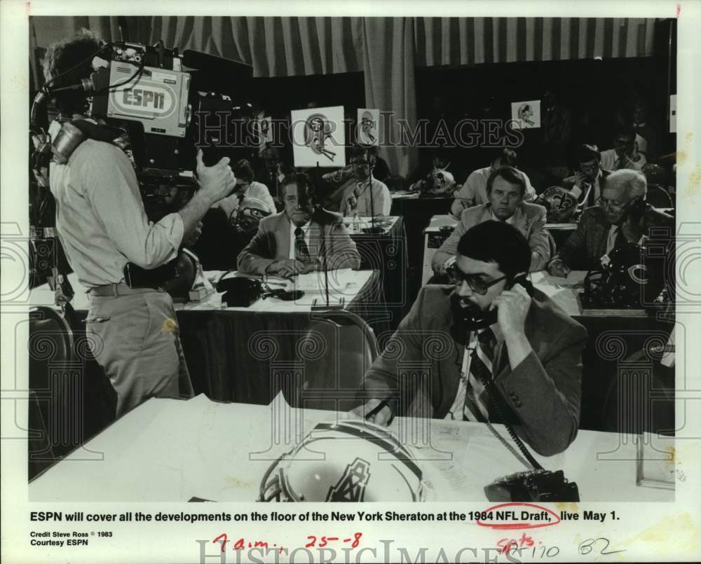 1983 Press Photo A Houston Oilers executive during the NFL draft - sas14441 - Historic Images