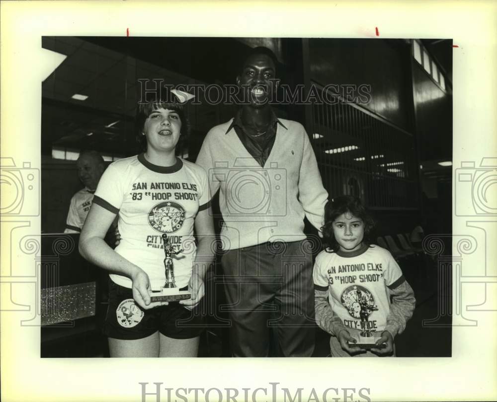 1983 Press Photo San Antonio Spurs basketball player Oliver Robinson with kids - Historic Images