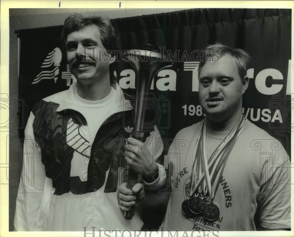 1989 Press Photo Robert Nieman and Special Olympian John Kurtzo, AAU press event - Historic Images