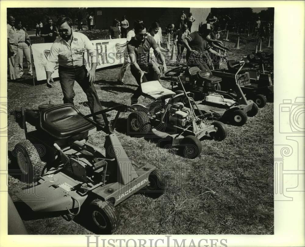 1983 Press Photo Lawn mower racing competitors at the World Championship GP - Historic Images