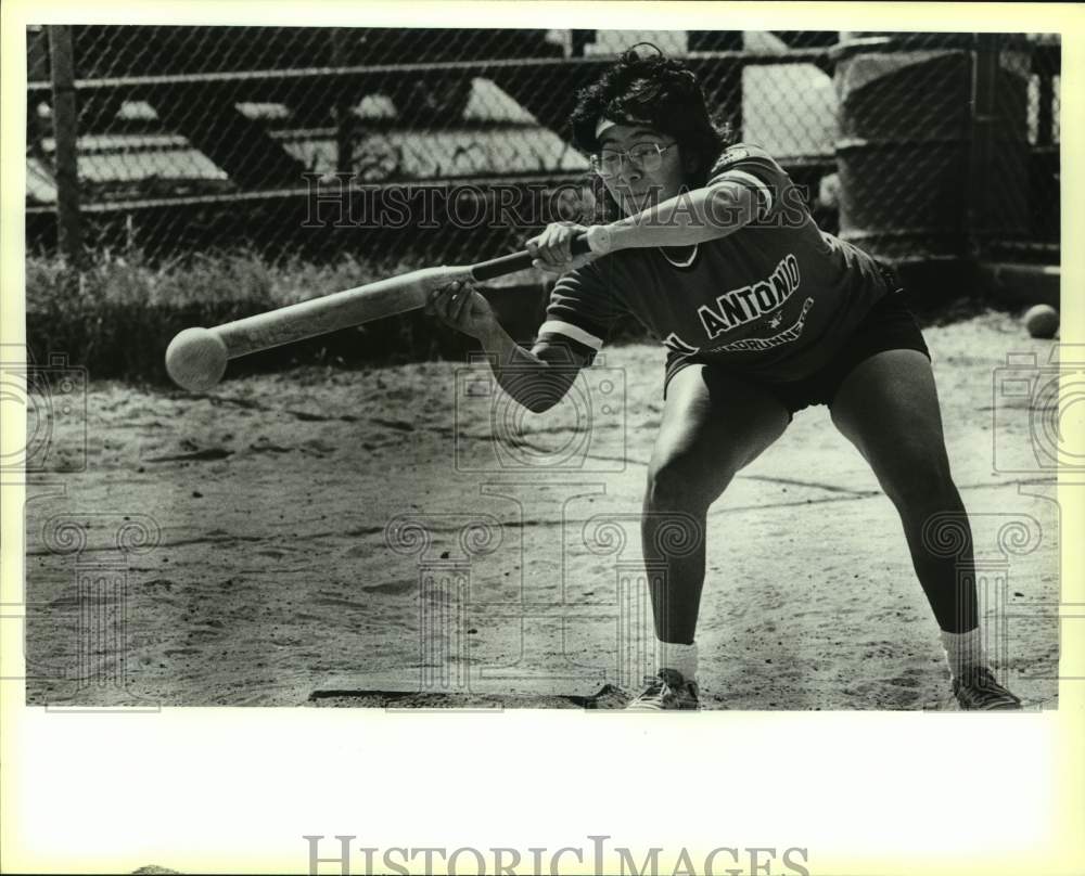 1987 Press Photo San Antonio Roadrunners softball player Evetta Garcia- Historic Images