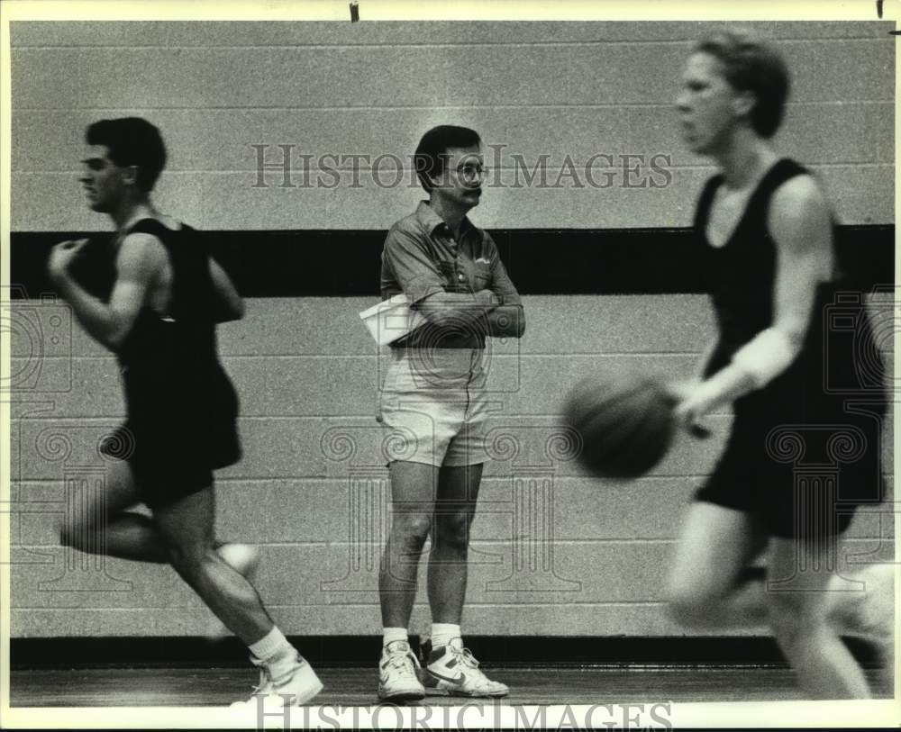 1990 Press Photo Madison High boys basketball coach Bill Shaw and players - Historic Images