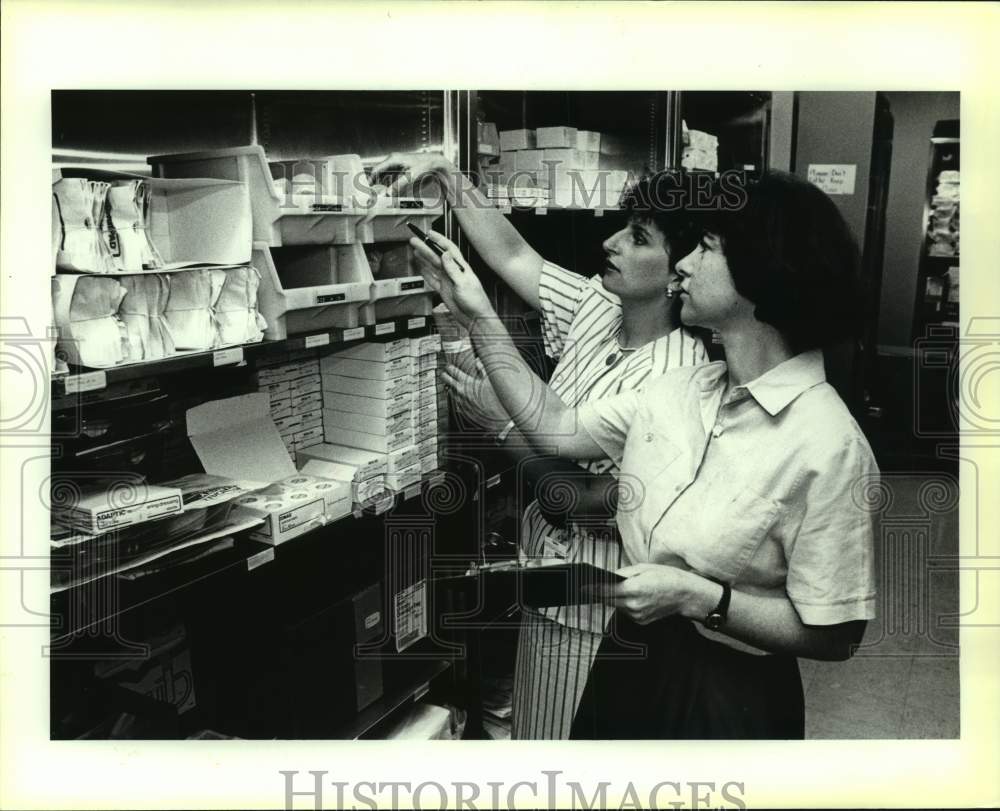 1990 Press Photo Dr. Lynne Diamond and Debbie Hampler, Senior Olympics - Historic Images