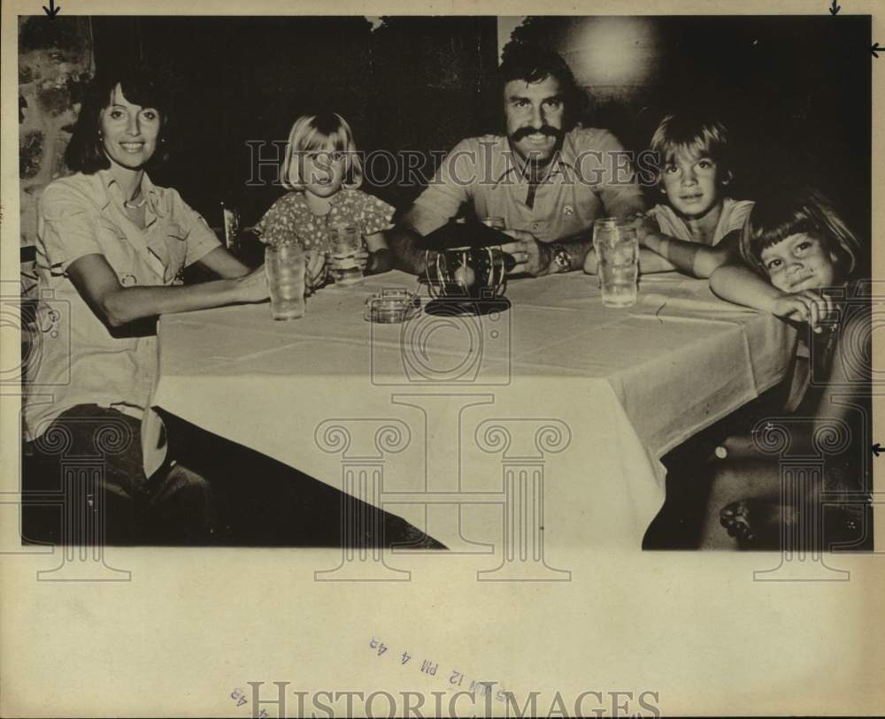1976 Press Photo Tennis player John Newcombe and his family - sas14533 - Historic Images