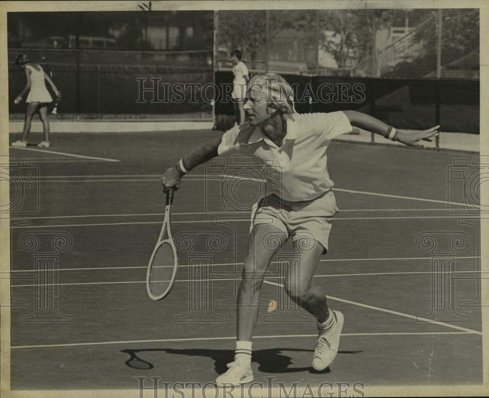 1975 Press Photo Tennis player John Newman, winner over 35 singles and doubles - Historic Images