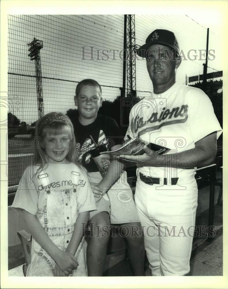 1991 Press Photo San Antonio Missions pitcher Dennis Springer and young fans - Historic Images