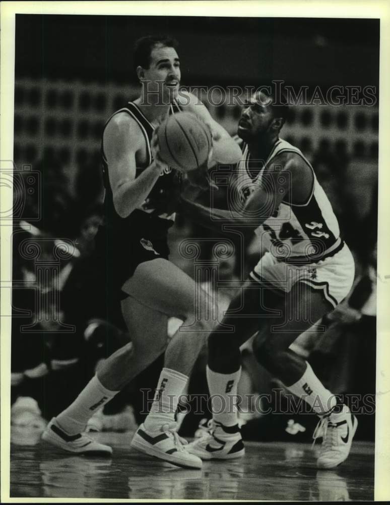 1988 Press Photo San Antonio Spurs basketball player Mike Mitchell vs. Blazers - Historic Images