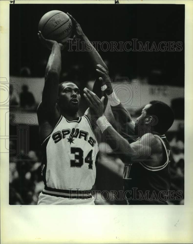 1985 Press Photo San Antonio Spurs basketball player Mike Mitchell in action - Historic Images
