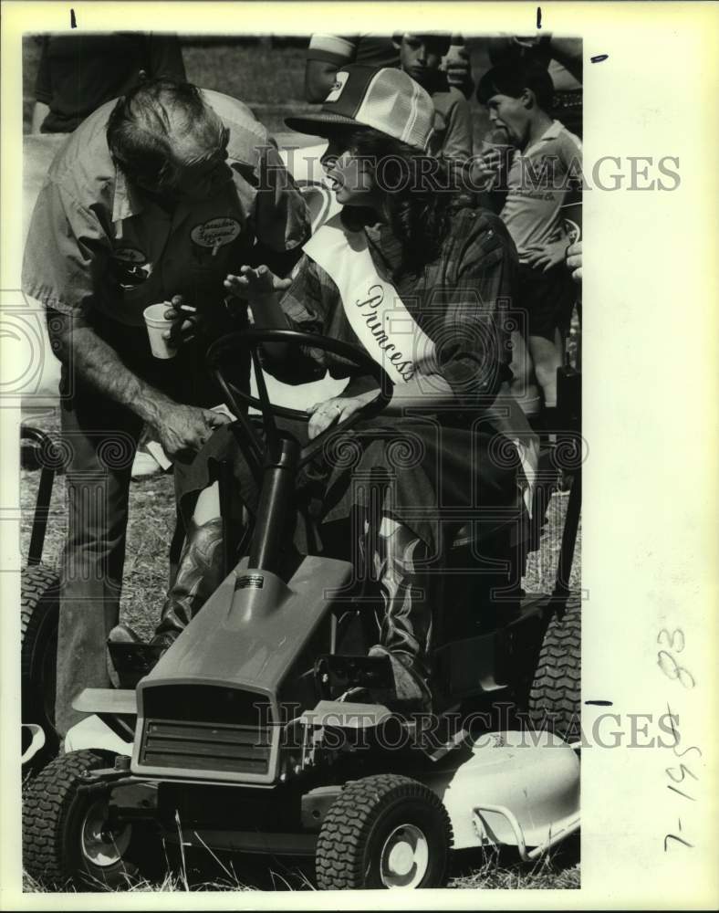 1988 Press Photo Corky Duele and Rhonda Hill at lawn mower racing grand prix- Historic Images