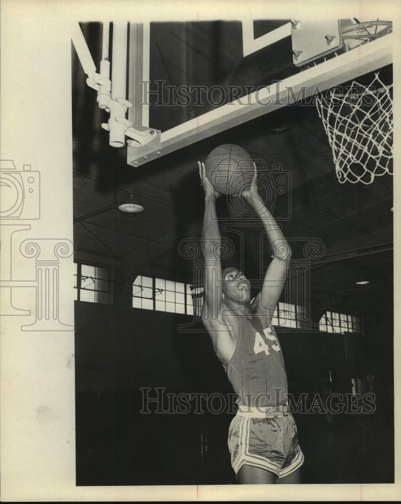 1971 Press Photo University of Houston basketball player Larry Miles - sas14627-Historic Images