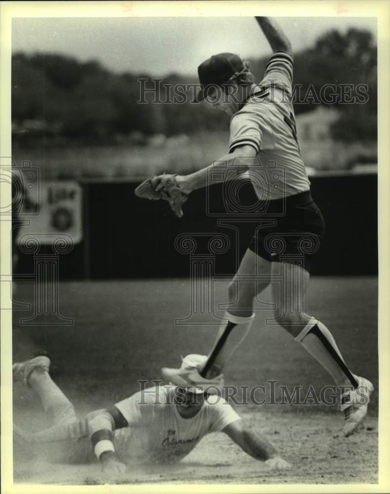 1984 Press Photo The San Antonio Outdoorsmen play softball vs. the Boise Hangers - Historic Images