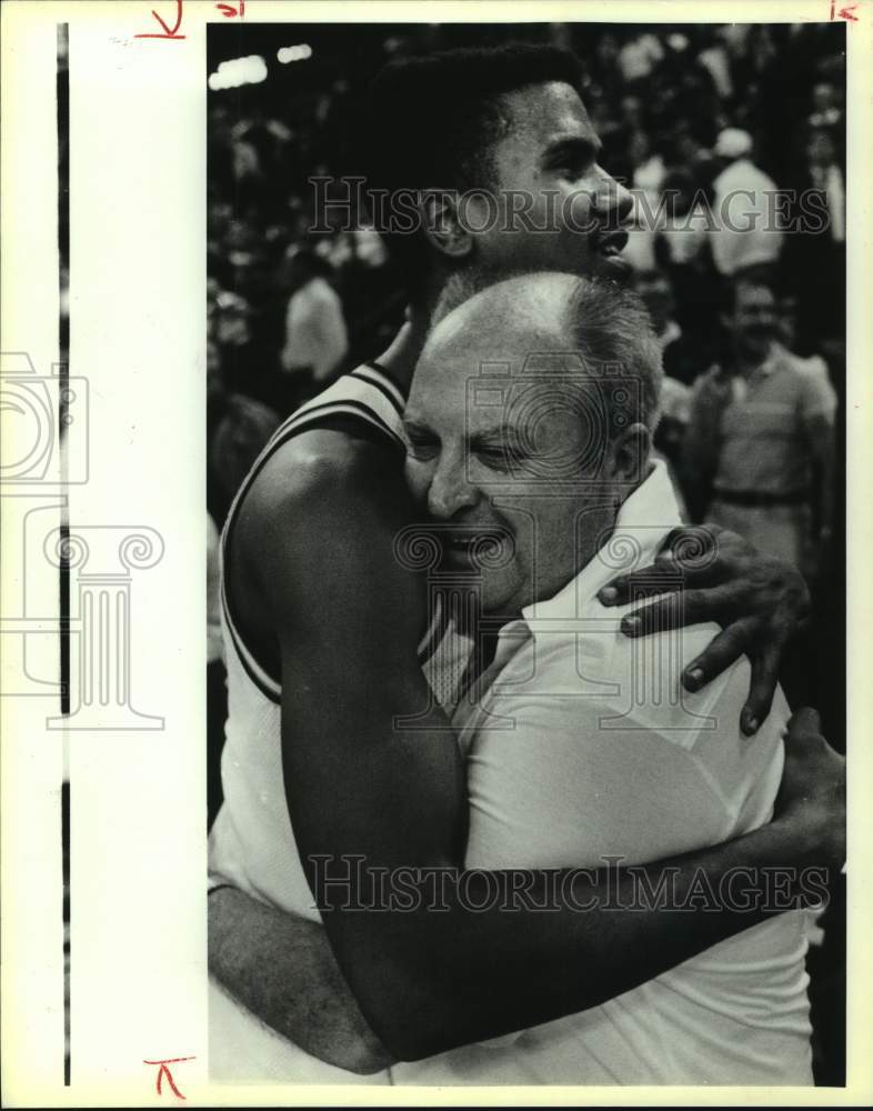 1989 Press Photo St. Mary&#39;s basketball coach Buddy Meyer with Zachry Lawson - Historic Images