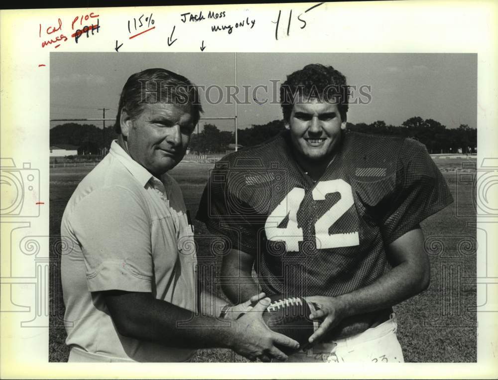 1981 Press Photo Boerne High football coach Jack Moss and Wayne Langbein- Historic Images