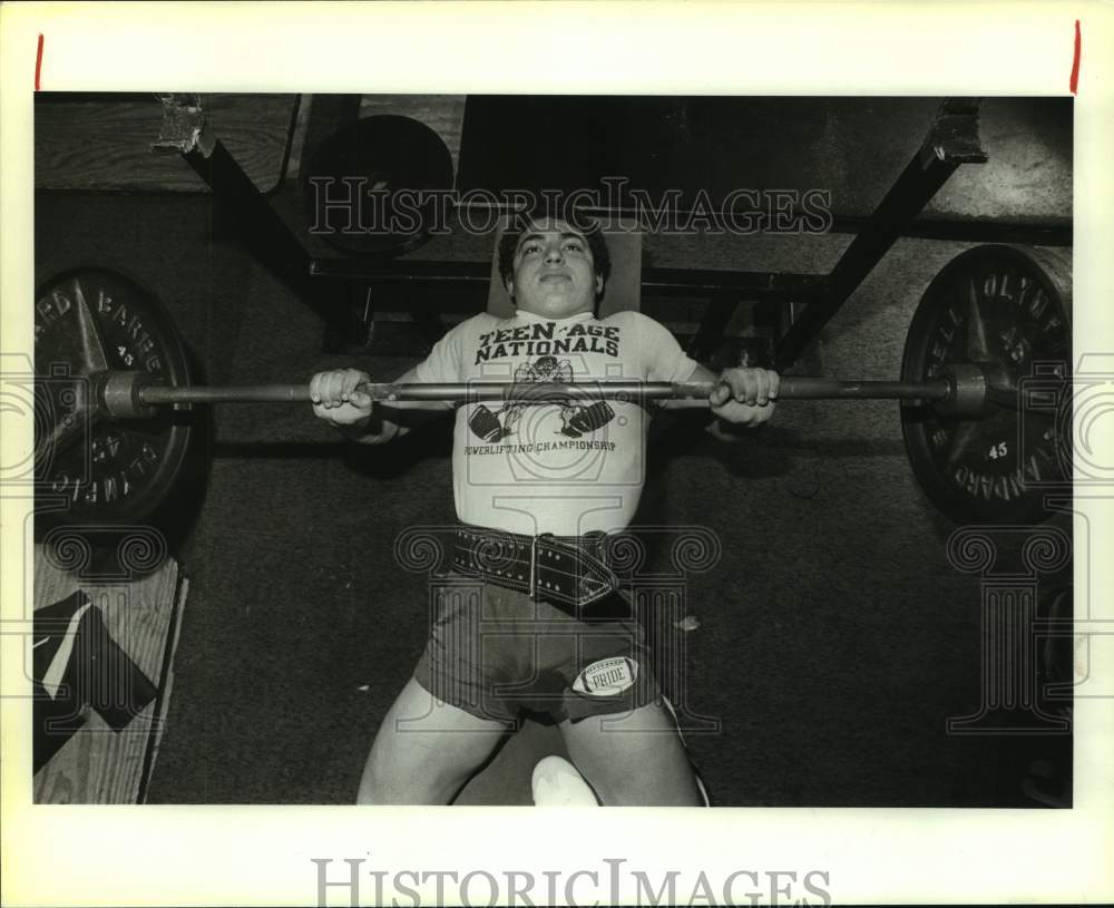1983 Press Photo Weightlifter Jeff Rodriguez bench presses at Olympic Fitness - Historic Images