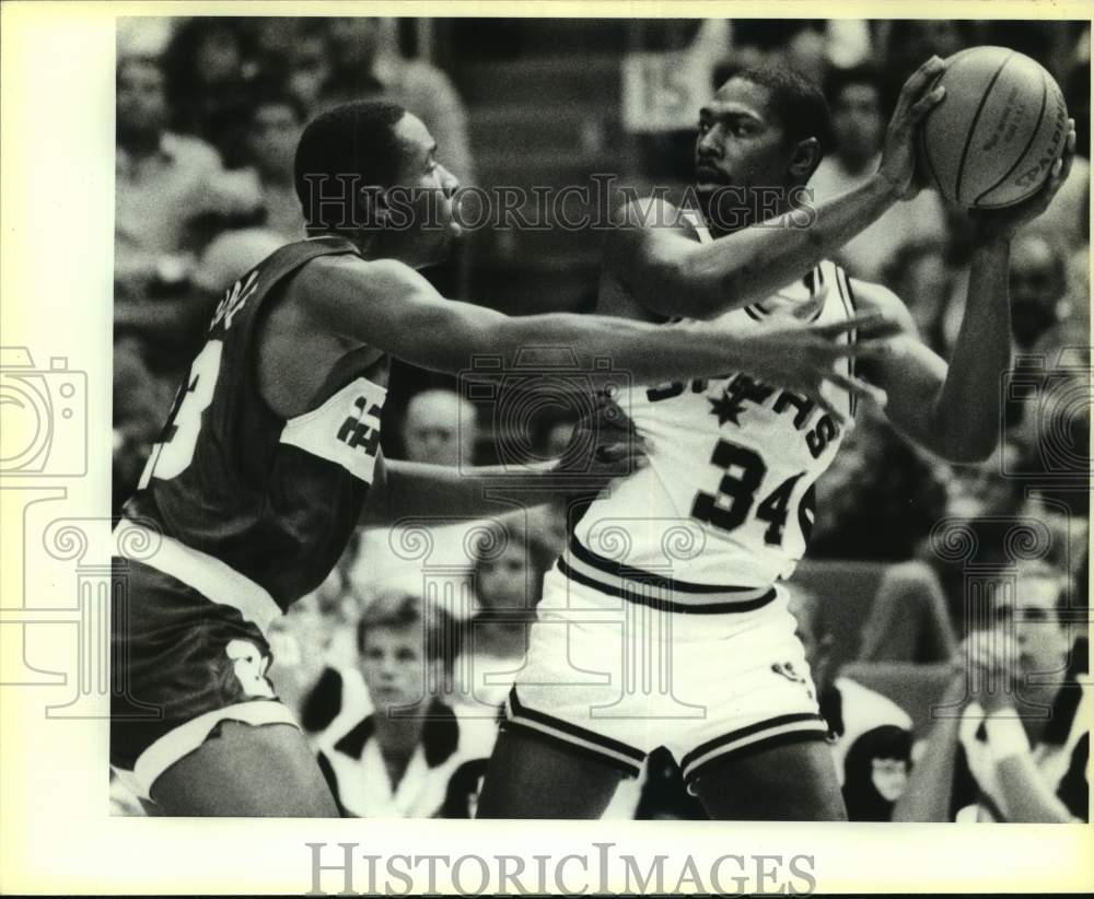1985 Press Photo San Antonio Spurs and Indiana Pacer play NBA basketball - Historic Images