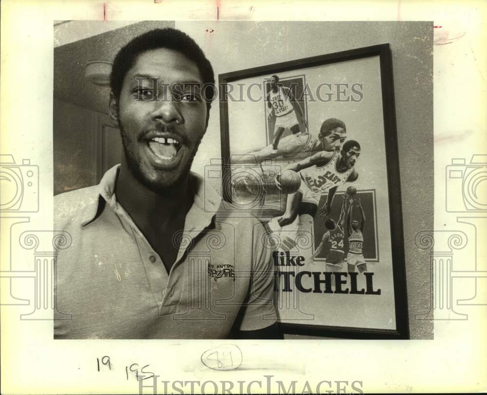 1983 Press Photo San Antonio Spurs basketball player Mike Mitchell at home - Historic Images