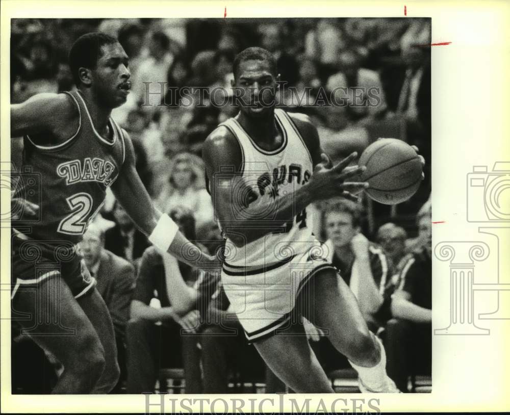 1986 Press Photo San Antonio Spurs and Dallas Mavericks play NBA basketball - Historic Images