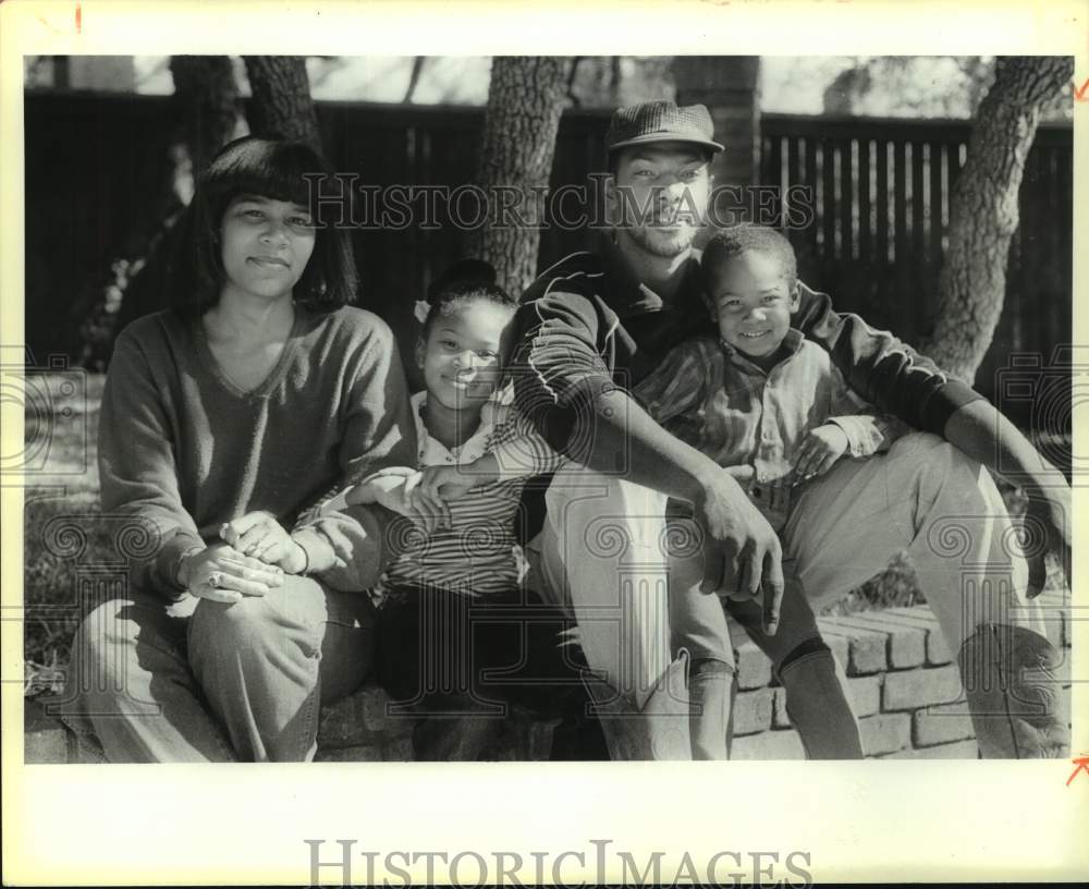 1985 Press Photo San Antonio Spurs basketball player Mike Mitchell and family- Historic Images