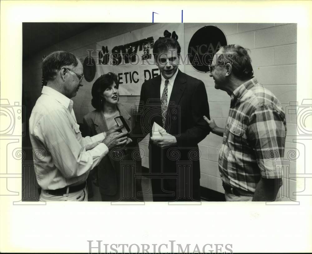 1994 Press Photo New Southwest Texas State basketball Mike Miller and supporters - Historic Images