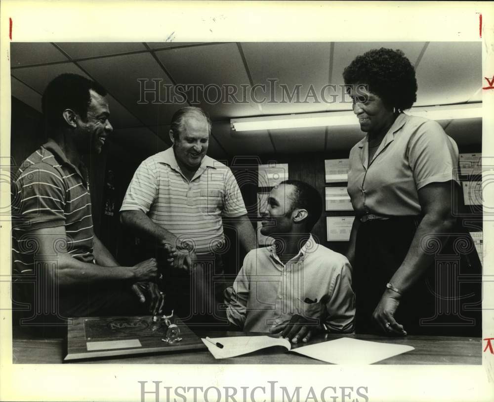 1985 Press Photo St. Mary's basketball coach Buddy Meyer with Ed Mills & family- Historic Images