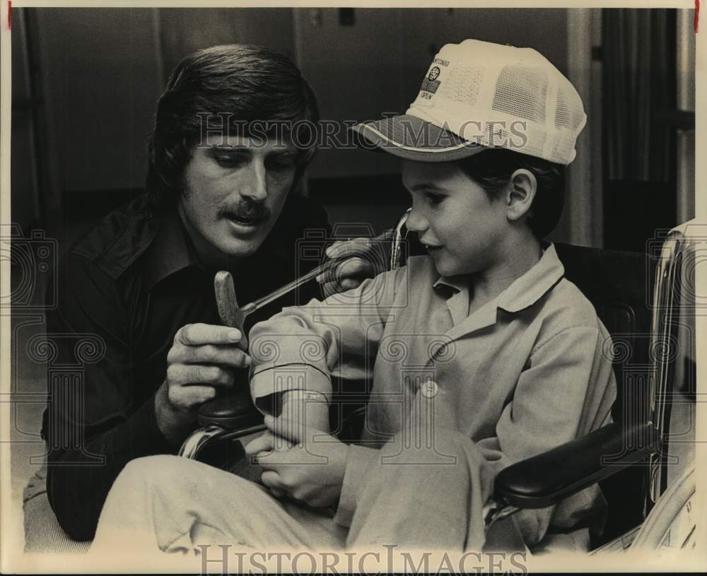 Press Photo Pro golfer Rik Massengale with diabetes patient Leonard Voss - Historic Images