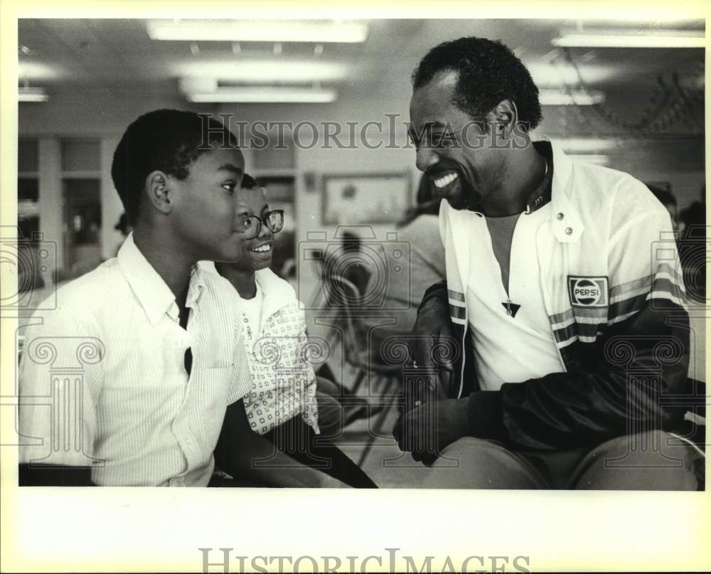 1987 Press Photo Former NFL football player Willie Mitchell at Gates Elementary - Historic Images