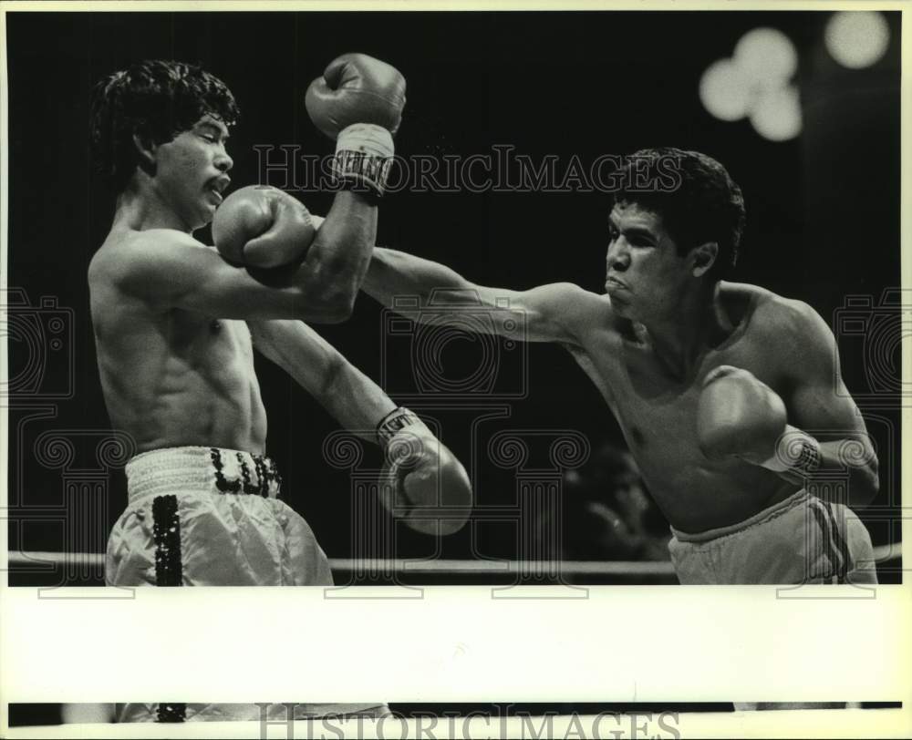 1986 Press Photo Boxers Lupe Miranda and Luciano Solis during a bout - sas14859 - Historic Images