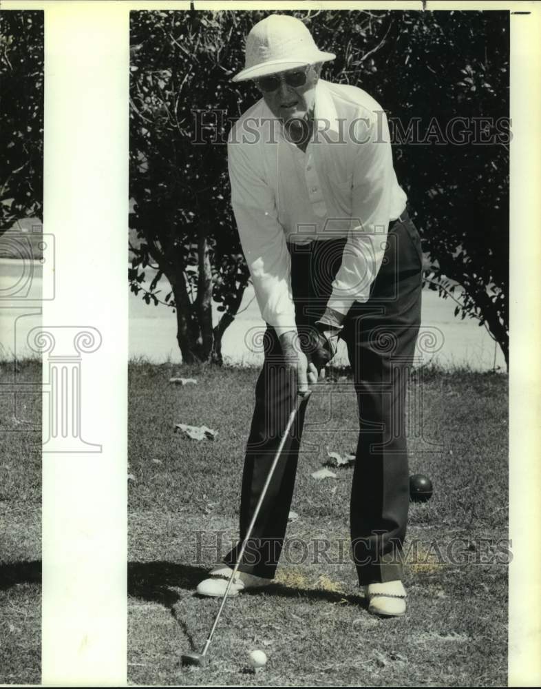 1990 Press Photo Windcrest golfer George Mundy, 83, on a tee box - sas14914 - Historic Images